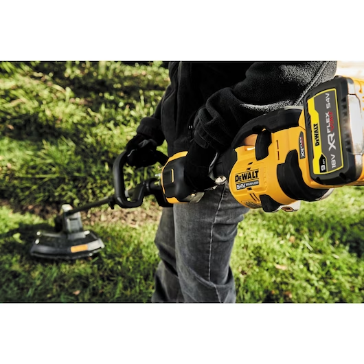 Dewalt 54V XR FLEXVOLT Split Boom with String Trimmer Attachment - 1 X 9Ah