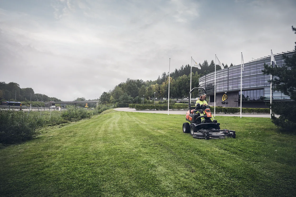 Husqvarna P 525DX Ride On Mower