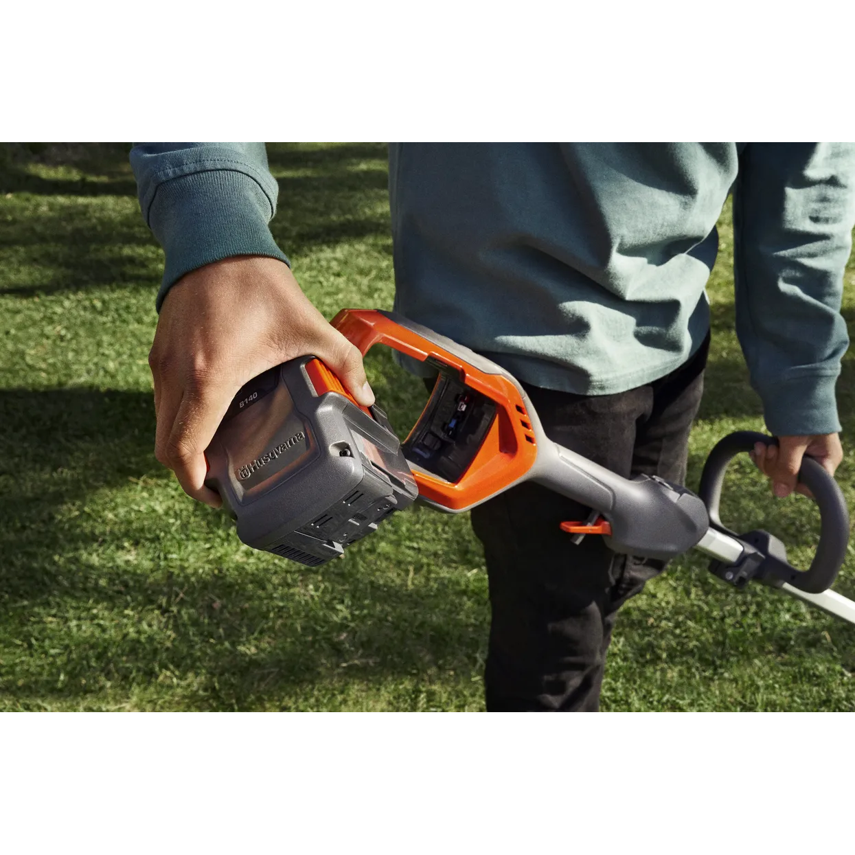 Husqvarna 215iL with battery and charger