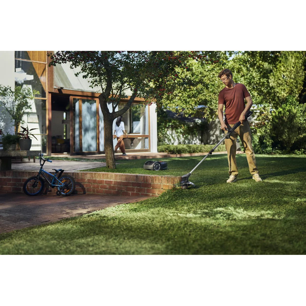 Husqvarna Aspire™ Trimmer 18V With 2.5Ah Battery and 2.5Ah Charger
