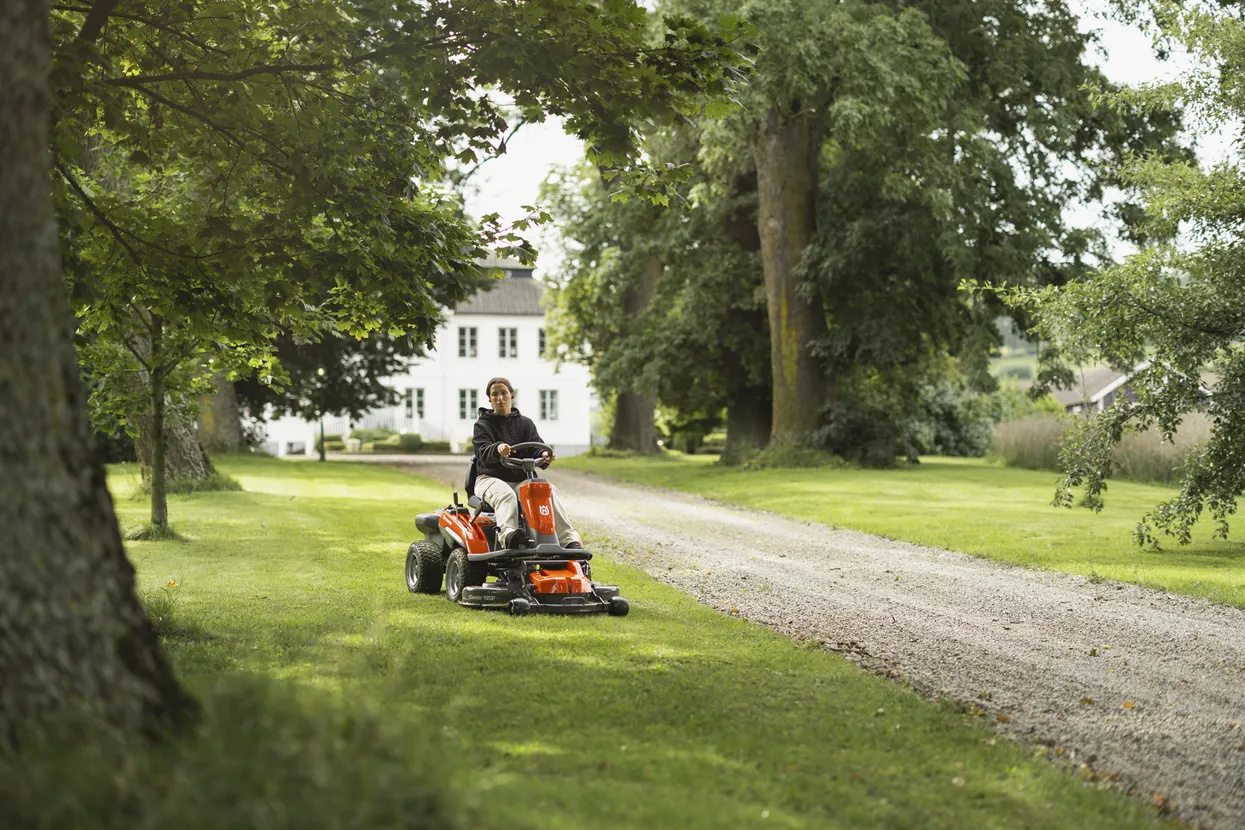 Husqvarna R 200iX Ride On Mower