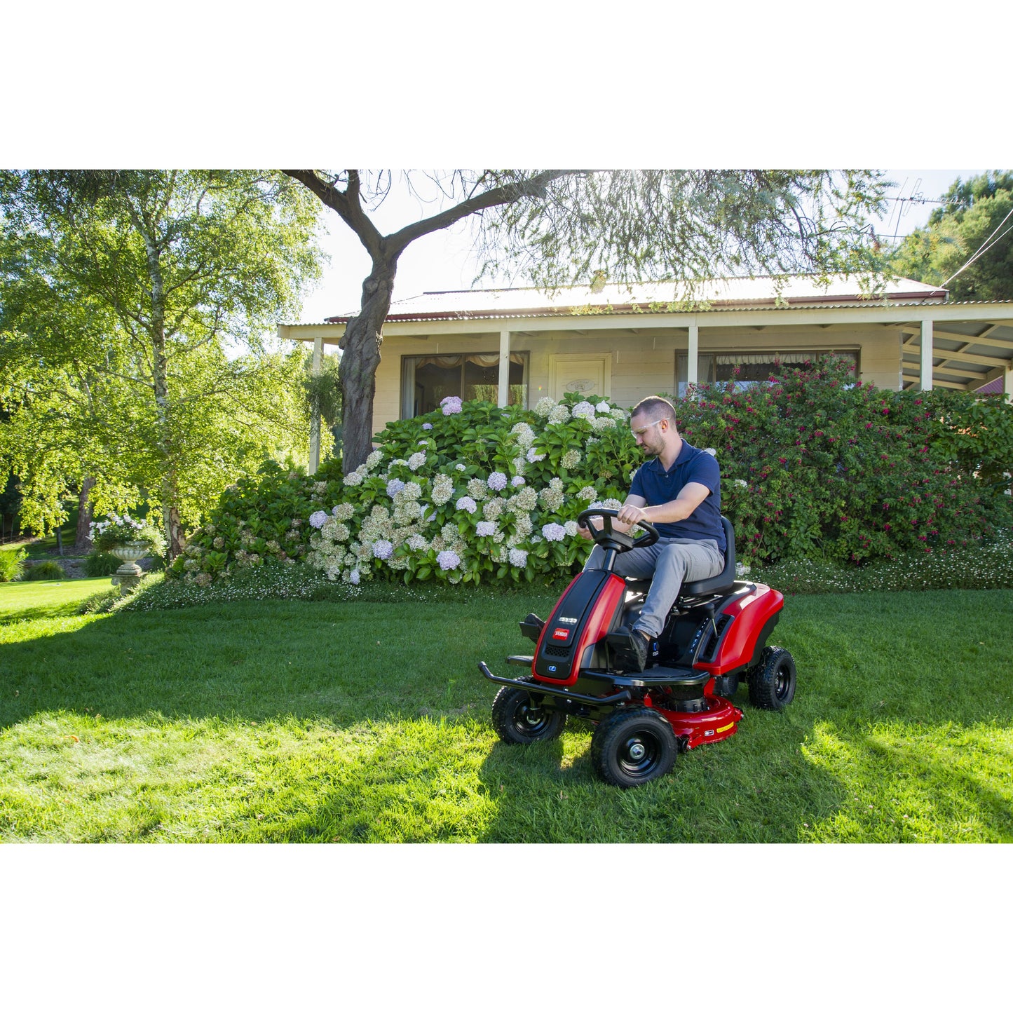 Toro eS3000SD 30" (75500) Battery Powered Ride-On Mower