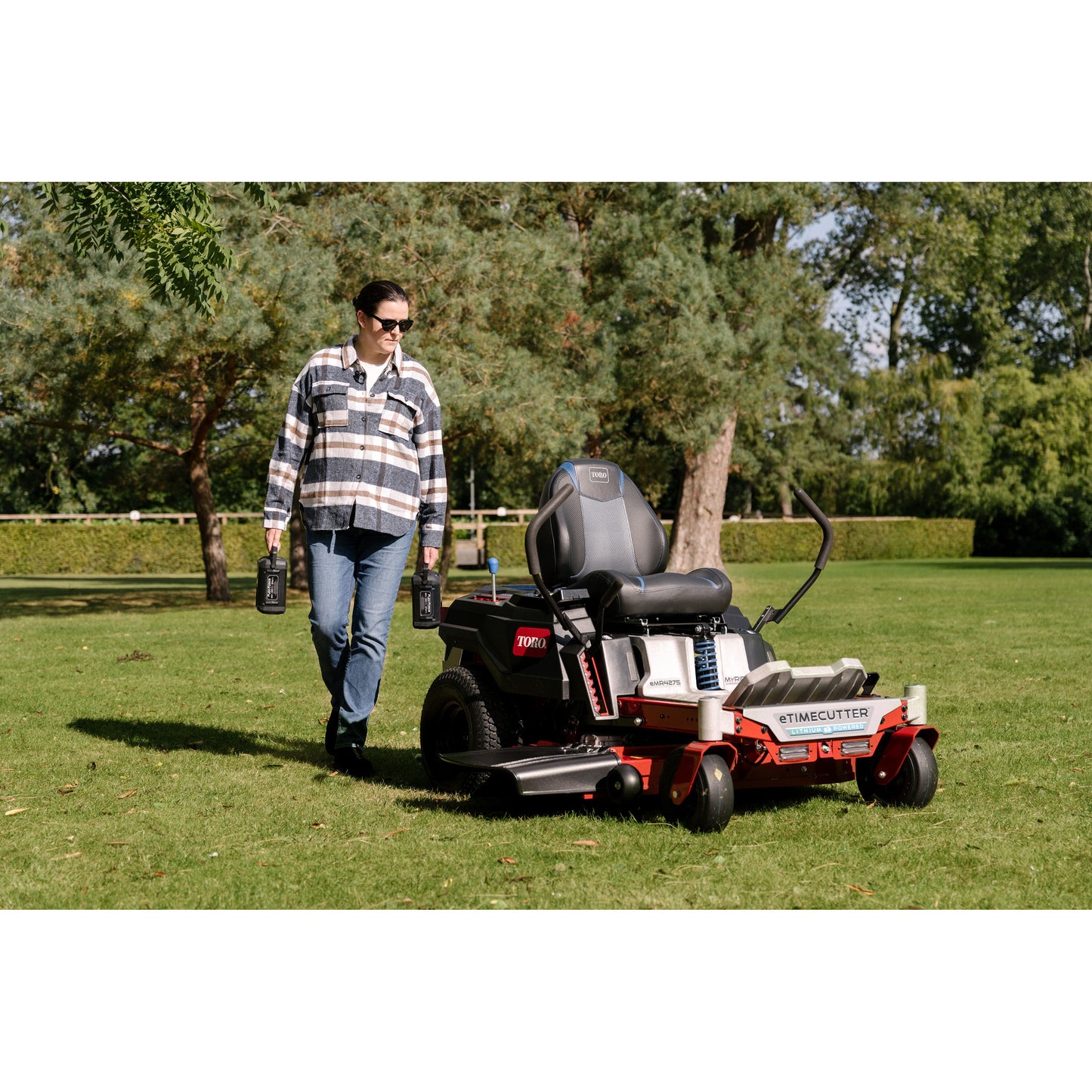 Toro 42" (75642) 60V eTimeCutter™ eMR4275 Battery Powered Ride-On Mower